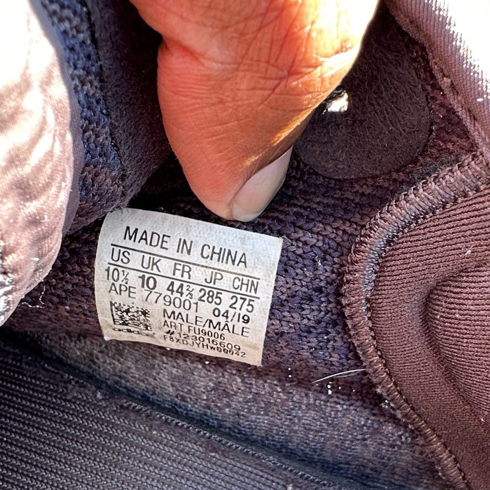 Black YEEZY V2- Static - Picture 2 of 6